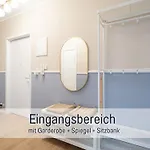 Apartment Benville - 54qm Fuer 5 Personen - Ruhige Lage & Stellplatz - Wlan - Zentral - Fahrradkeller *