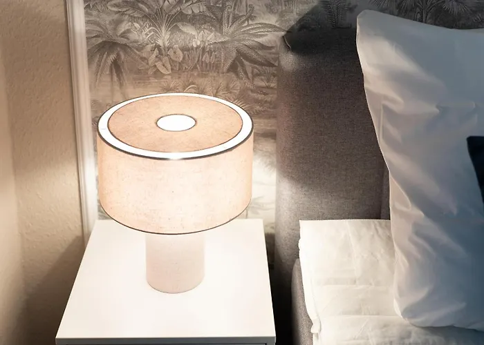 Benville - 54qm Fuer 5 Personen - Ruhige Lage & Stellplatz - Wlan - Zentral - Fahrradkeller Appartement *