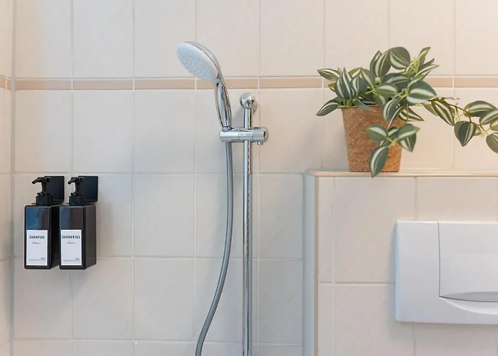 Appartement Benville - 54qm Fuer 5 Personen - Ruhige Lage & Stellplatz - Wlan - Zentral - Fahrradkeller