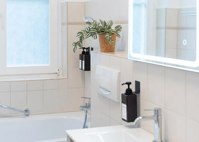 Appartement Benville - 54qm Fuer 5 Personen - Ruhige Lage & Stellplatz - Wlan - Zentral - Fahrradkeller *