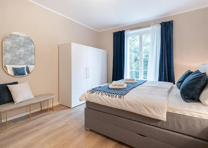 Benville - 54qm Fuer 5 Personen - Ruhige Lage & Stellplatz - Wlan - Zentral - Fahrradkeller Appartement Pirna